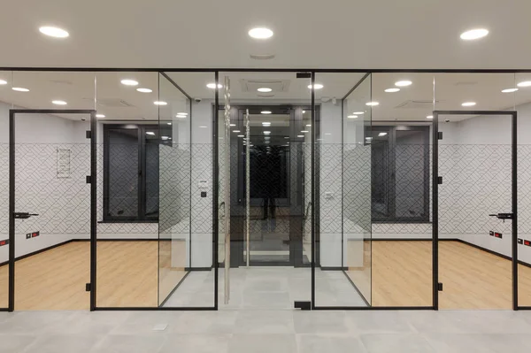 Interior Edificio Con Diseño Moderno Oficinas Paredes Transparentes Vidrio Puertas —  Fotos de Stock