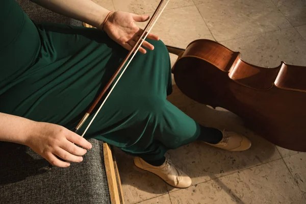 Adolescente Avec Son Violoncelle Posant Dans Hall — Photo