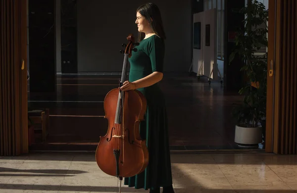 Adolescente Avec Son Violoncelle Posant Dans Hall — Photo