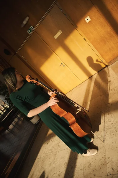 Tiener Meisje Met Haar Cello Poseren Een Hal — Stockfoto