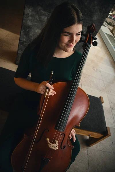 Adolescente Com Seu Violoncelo Posando Salão — Fotografia de Stock