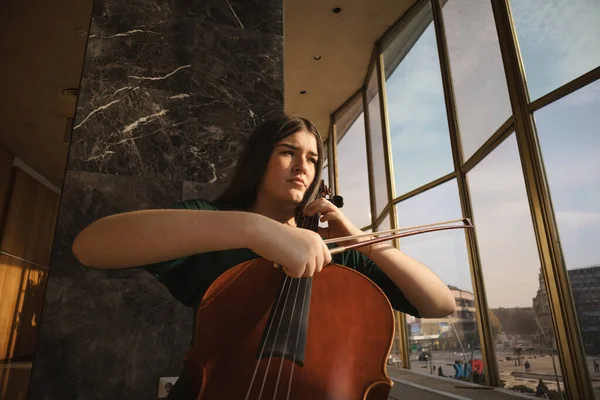 Adolescente Avec Violoncelle Posant Dans Hall — Photo