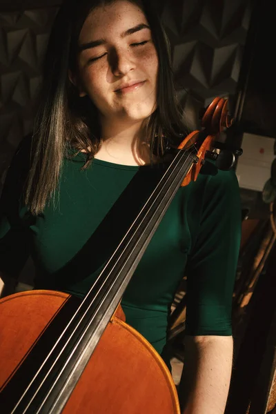 Adolescente Com Violoncelo Posando Salão — Fotografia de Stock