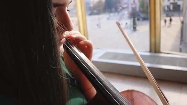 女孩玩大提琴 尝试一些匹萨多技巧 — 图库视频影像