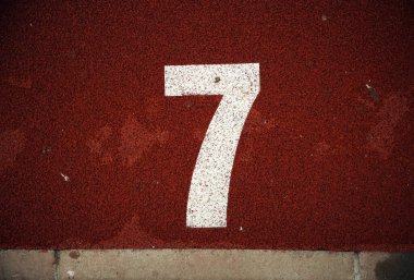 Atletizm yolunda numaranın yakın görünümü. 