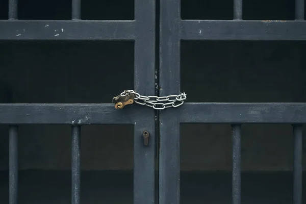 Details Closed Metal Gates Chain Lock Closeup —  Fotos de Stock