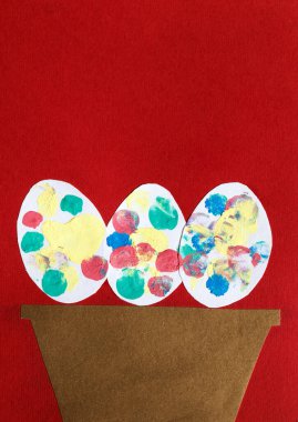 Yedi yaşındaki bir çocuğun çizimi, Paskalya için renkli yumurtalar.. 