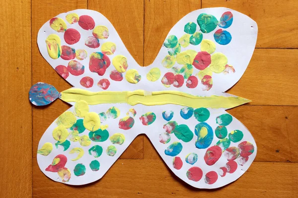 Sedmiletá Dětská Kresba Barevný Motýl Papíru Dřevěné Podlaze — Stock fotografie