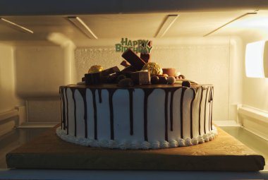 Buzdolabındaki güzel dekore edilmiş doğum günü pastasının ayrıntıları.. 