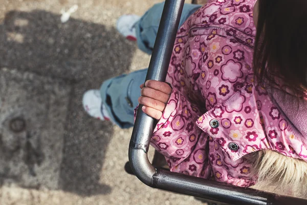 Petite fille dans le parc — Photo