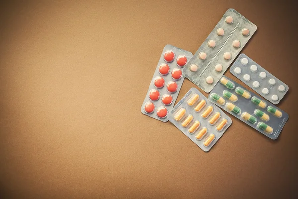 Pillen und Tabletten in Packungen — Stockfoto