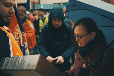 Cacak, Sırbistan - 25 Ekim 2025: Cacak 'tan Novi Sad' a öğrenci yürüyüşü sahneleri. Novi Sad 'daki tren istasyonunun tepe örtüsü altındaki kurbanların sorumluluğu için yetkililere karşı protesto.