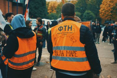 Cacak, Sırbistan - 25 Ekim 2025: Cacak 'tan Novi Sad' a öğrenci yürüyüşü sahneleri. Novi Sad 'daki tren istasyonunun tepe örtüsü altındaki kurbanların sorumluluğu için yetkililere karşı protesto.