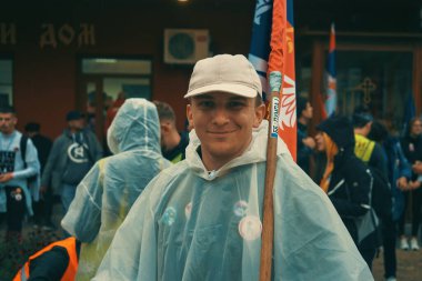 Lucani, Sırbistan - 25 Ekim 2025: Cacak 'tan Novi Sad' a öğrenci yürüyüşü sahneleri. Novi Sad 'daki tren istasyonunun tepe örtüsü altındaki kurbanların sorumluluğu için yetkililere karşı protesto.