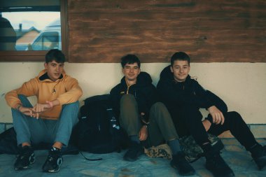 Pozega, Sırbistan - 26 Ekim 2025: Cacak 'tan Novi Sad' a öğrenci yürüyüşü sahneleri. Novi Sad 'daki tren istasyonunun tepe örtüsü altındaki kurbanların sorumluluğu için yetkililere karşı protesto.