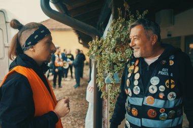 Pozega, Sırbistan - 26 Ekim 2025: Cacak 'tan Novi Sad' a öğrenci yürüyüşü sahneleri. Novi Sad 'daki tren istasyonunun tepe örtüsü altındaki kurbanların sorumluluğu için yetkililere karşı protesto.