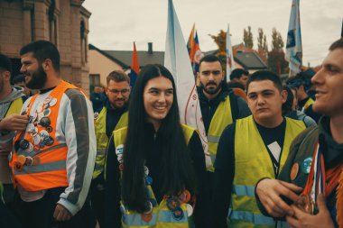 Pozega, Sırbistan - 26 Ekim 2025: Cacak 'tan Novi Sad' a öğrenci yürüyüşü sahneleri. Novi Sad 'daki tren istasyonunun tepe örtüsü altındaki kurbanların sorumluluğu için yetkililere karşı protesto.