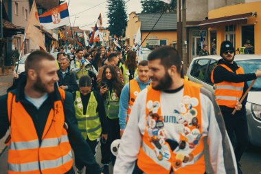 Pozega, Sırbistan - 26 Ekim 2025: Cacak 'tan Novi Sad' a öğrenci yürüyüşü sahneleri. Novi Sad 'daki tren istasyonunun tepe örtüsü altındaki kurbanların sorumluluğu için yetkililere karşı protesto.