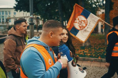 Pozega, Sırbistan - 26 Ekim 2025: Cacak 'tan Novi Sad' a öğrenci yürüyüşü sahneleri. Novi Sad 'daki tren istasyonunun tepe örtüsü altındaki kurbanların sorumluluğu için yetkililere karşı protesto.