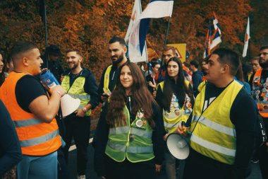 Pozega, Sırbistan - 26 Ekim 2025: Cacak 'tan Novi Sad' a öğrenci yürüyüşü sahneleri. Novi Sad 'daki tren istasyonunun tepe örtüsü altındaki kurbanların sorumluluğu için yetkililere karşı protesto.