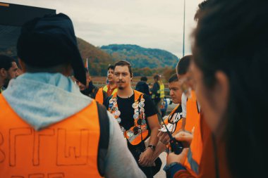 Pozega, Sırbistan - 26 Ekim 2025: Cacak 'tan Novi Sad' a öğrenci yürüyüşü sahneleri. Novi Sad 'daki tren istasyonunun tepe örtüsü altındaki kurbanların sorumluluğu için yetkililere karşı protesto.