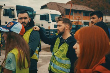 Pozega, Sırbistan - 26 Ekim 2025: Cacak 'tan Novi Sad' a öğrenci yürüyüşü sahneleri. Novi Sad 'daki tren istasyonunun tepe örtüsü altındaki kurbanların sorumluluğu için yetkililere karşı protesto.