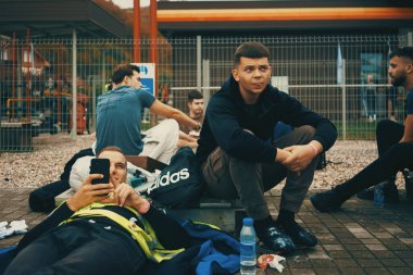 Pozega, Sırbistan - 26 Ekim 2025: Cacak 'tan Novi Sad' a öğrenci yürüyüşü sahneleri. Novi Sad 'daki tren istasyonunun tepe örtüsü altındaki kurbanların sorumluluğu için yetkililere karşı protesto.