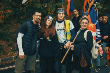 Pozega, Sırbistan - 26 Ekim 2025: Cacak 'tan Novi Sad' a öğrenci yürüyüşü sahneleri. Novi Sad 'daki tren istasyonunun tepe örtüsü altındaki kurbanların sorumluluğu için yetkililere karşı protesto.