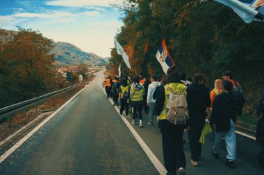 Pozega, Sırbistan - 26 Ekim 2025: Cacak 'tan Novi Sad' a öğrenci yürüyüşü sahneleri. Novi Sad 'daki tren istasyonunun tepe örtüsü altındaki kurbanların sorumluluğu için yetkililere karşı protesto.