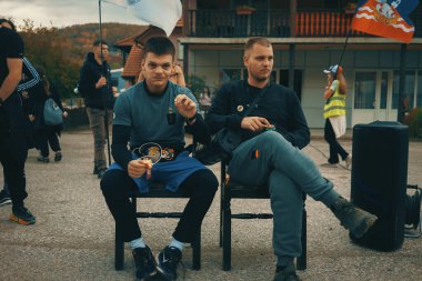 Pozega, Sırbistan - 26 Ekim 2025: Cacak 'tan Novi Sad' a öğrenci yürüyüşü sahneleri. Novi Sad 'daki tren istasyonunun tepe örtüsü altındaki kurbanların sorumluluğu için yetkililere karşı protesto.