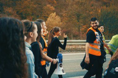 Pozega, Sırbistan - 26 Ekim 2025: Cacak 'tan Novi Sad' a öğrenci yürüyüşü sahneleri. Novi Sad 'daki tren istasyonunun tepe örtüsü altındaki kurbanların sorumluluğu için yetkililere karşı protesto.