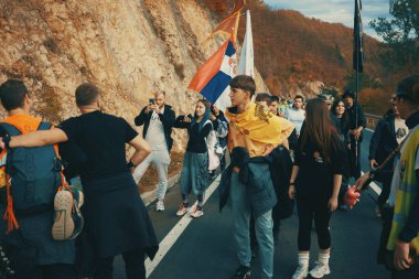 Pozega, Sırbistan - 26 Ekim 2025: Cacak 'tan Novi Sad' a öğrenci yürüyüşü sahneleri. Novi Sad 'daki tren istasyonunun tepe örtüsü altındaki kurbanların sorumluluğu için yetkililere karşı protesto.