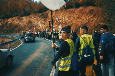 Pozega, Sırbistan - 26 Ekim 2025: Cacak 'tan Novi Sad' a öğrenci yürüyüşü sahneleri. Novi Sad 'daki tren istasyonunun tepe örtüsü altındaki kurbanların sorumluluğu için yetkililere karşı protesto.