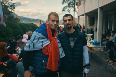 Kosjeriç, Sırbistan - 26 Ekim 2025: Cacak 'tan Novi Sad' a öğrenci yürüyüşü sahneleri. Novi Sad 'daki tren istasyonunun tepe örtüsü altındaki kurbanların sorumluluğu için yetkililere karşı protesto.