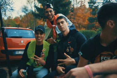 Kosjeriç, Sırbistan - 26 Ekim 2025: Cacak 'tan Novi Sad' a öğrenci yürüyüşü sahneleri. Novi Sad 'daki tren istasyonunun tepe örtüsü altındaki kurbanların sorumluluğu için yetkililere karşı protesto.