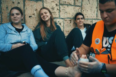 Kosjeriç, Sırbistan - 26 Ekim 2025: Cacak 'tan Novi Sad' a öğrenci yürüyüşü sahneleri. Novi Sad 'daki tren istasyonunun tepe örtüsü altındaki kurbanların sorumluluğu için yetkililere karşı protesto.