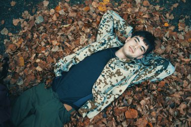 Kosjeriç, Sırbistan - 26 Ekim 2025: Cacak 'tan Novi Sad' a öğrenci yürüyüşü sahneleri. Novi Sad 'daki tren istasyonunun tepe örtüsü altındaki kurbanların sorumluluğu için yetkililere karşı protesto.