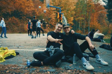 Kosjeriç, Sırbistan - 26 Ekim 2025: Cacak 'tan Novi Sad' a öğrenci yürüyüşü sahneleri. Novi Sad 'daki tren istasyonunun tepe örtüsü altındaki kurbanların sorumluluğu için yetkililere karşı protesto.