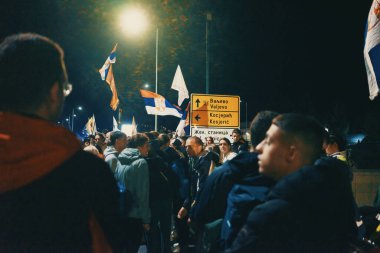 Kosjeriç, Sırbistan - 26 Ekim 2025: Cacak 'tan Novi Sad' a öğrenci yürüyüşü sahneleri. Novi Sad 'daki tren istasyonunun tepe örtüsü altındaki kurbanların sorumluluğu için yetkililere karşı protesto.