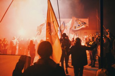 Kosjeriç, Sırbistan - 26 Ekim 2025: Cacak 'tan Novi Sad' a öğrenci yürüyüşü sahneleri. Novi Sad 'daki tren istasyonunun tepe örtüsü altındaki kurbanların sorumluluğu için yetkililere karşı protesto.