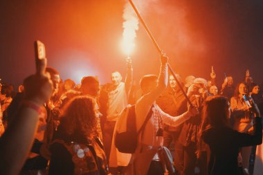 Kosjeriç, Sırbistan - 26 Ekim 2025: Cacak 'tan Novi Sad' a öğrenci yürüyüşü sahneleri. Novi Sad 'daki tren istasyonunun tepe örtüsü altındaki kurbanların sorumluluğu için yetkililere karşı protesto.