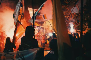 Kosjeriç, Sırbistan - 26 Ekim 2025: Cacak 'tan Novi Sad' a öğrenci yürüyüşü sahneleri. Novi Sad 'daki tren istasyonunun tepe örtüsü altındaki kurbanların sorumluluğu için yetkililere karşı protesto.