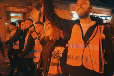 Kosjeriç, Sırbistan - 26 Ekim 2025: Cacak 'tan Novi Sad' a öğrenci yürüyüşü sahneleri. Novi Sad 'daki tren istasyonunun tepe örtüsü altındaki kurbanların sorumluluğu için yetkililere karşı protesto.