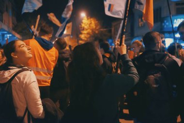 Kosjeriç, Sırbistan - 26 Ekim 2025: Cacak 'tan Novi Sad' a öğrenci yürüyüşü sahneleri. Novi Sad 'daki tren istasyonunun tepe örtüsü altındaki kurbanların sorumluluğu için yetkililere karşı protesto.