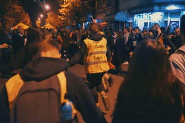 Kosjeriç, Sırbistan - 26 Ekim 2025: Cacak 'tan Novi Sad' a öğrenci yürüyüşü sahneleri. Novi Sad 'daki tren istasyonunun tepe örtüsü altındaki kurbanların sorumluluğu için yetkililere karşı protesto.