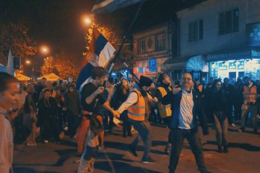 Kosjeriç, Sırbistan - 26 Ekim 2025: Cacak 'tan Novi Sad' a öğrenci yürüyüşü sahneleri. Novi Sad 'daki tren istasyonunun tepe örtüsü altındaki kurbanların sorumluluğu için yetkililere karşı protesto.