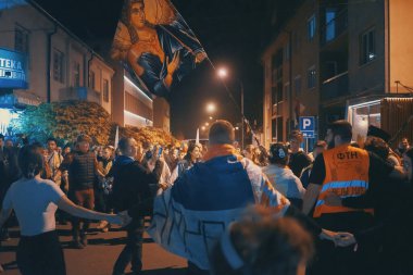 Kosjeriç, Sırbistan - 26 Ekim 2025: Cacak 'tan Novi Sad' a öğrenci yürüyüşü sahneleri. Novi Sad 'daki tren istasyonunun tepe örtüsü altındaki kurbanların sorumluluğu için yetkililere karşı protesto.