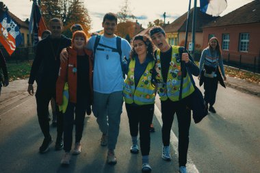 Divcibare, Sırbistan - 27 Ekim 2025: Cacak 'tan Novi Sad' a öğrenci yürüyüşü sahneleri. Novi Sad 'daki tren istasyonunun tepe örtüsü altındaki kurbanların sorumluluğu için yetkililere karşı protesto.