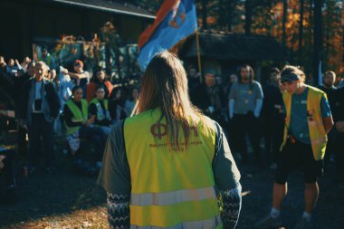 Divcibare, Sırbistan - 27 Ekim 2025: Cacak 'tan Novi Sad' a öğrenci yürüyüşü sahneleri. Novi Sad 'daki tren istasyonunun tepe örtüsü altındaki kurbanların sorumluluğu için yetkililere karşı protesto.