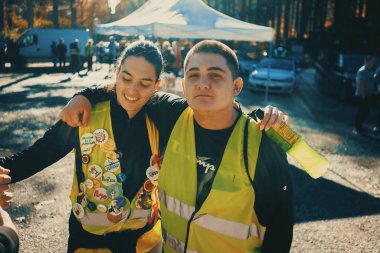 Divcibare, Sırbistan - 27 Ekim 2025: Cacak 'tan Novi Sad' a öğrenci yürüyüşü sahneleri. Novi Sad 'daki tren istasyonunun tepe örtüsü altındaki kurbanların sorumluluğu için yetkililere karşı protesto.